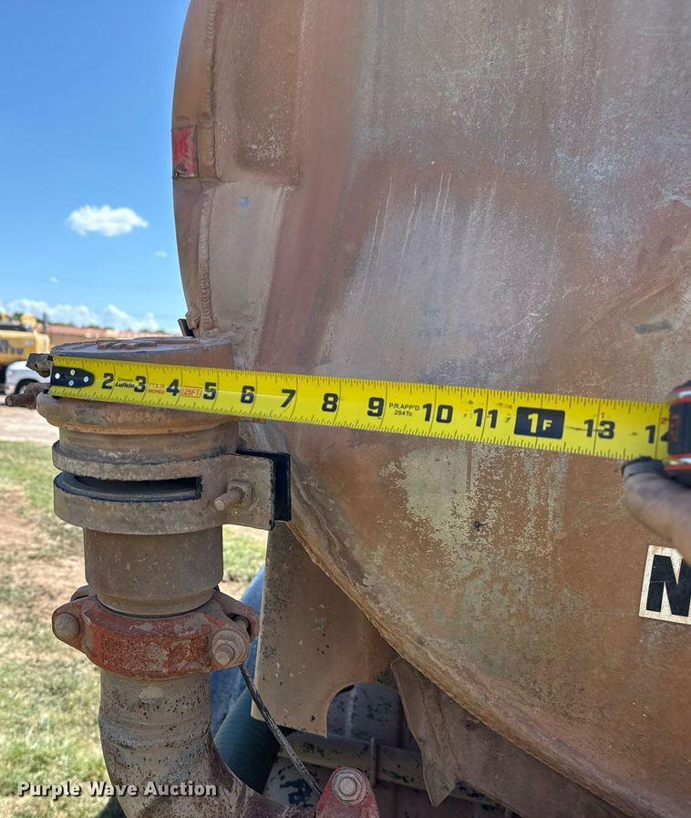 image for item DS3852 2000 GMC C7500 water truck