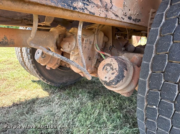 image for item DS3852 2000 GMC C7500 water truck