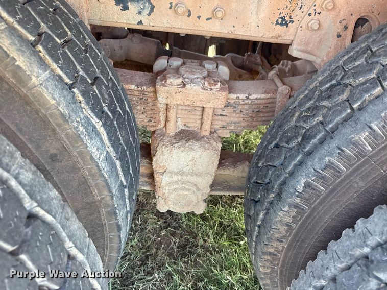 image for item DS3852 2000 GMC C7500 water truck