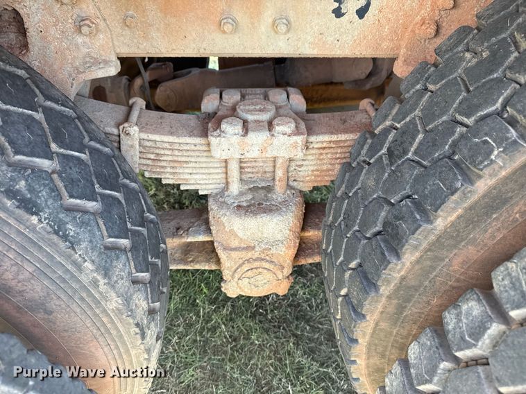 image for item DS3852 2000 GMC C7500 water truck