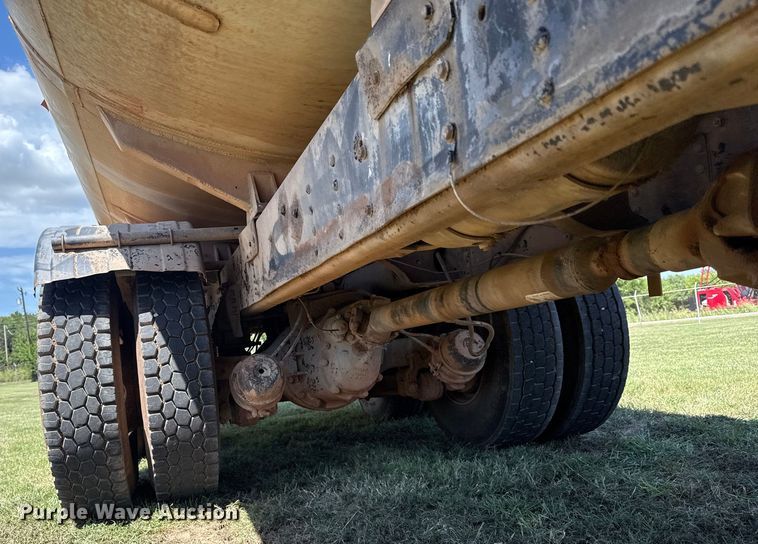 image for item DS3852 2000 GMC C7500 water truck