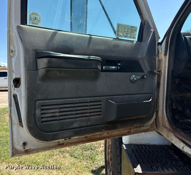 image for item DS3852 2000 GMC C7500 water truck