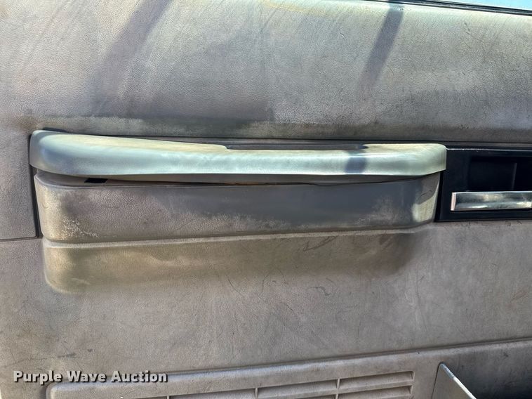 image for item DS3852 2000 GMC C7500 water truck