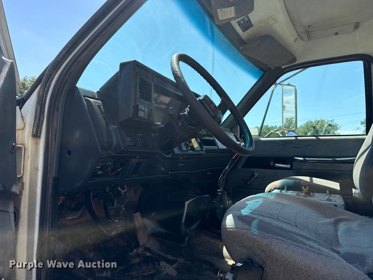 image for item DS3852 2000 GMC C7500 water truck