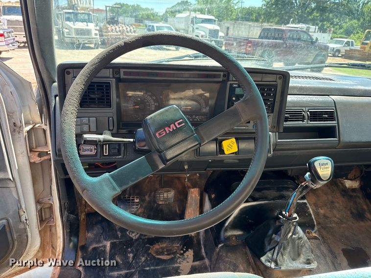 image for item DS3852 2000 GMC C7500 water truck