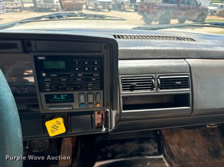 image for item DS3852 2000 GMC C7500 water truck