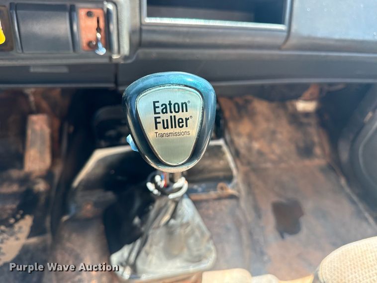 image for item DS3852 2000 GMC C7500 water truck