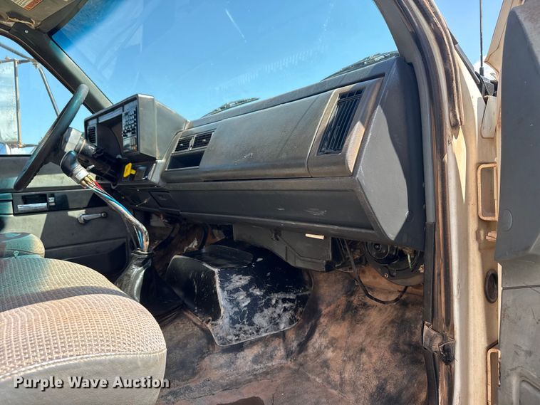 image for item DS3852 2000 GMC C7500 water truck