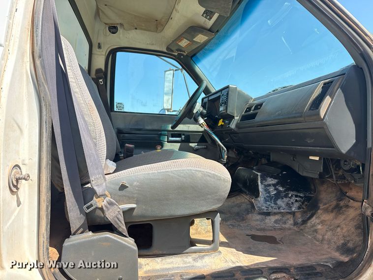 image for item DS3852 2000 GMC C7500 water truck