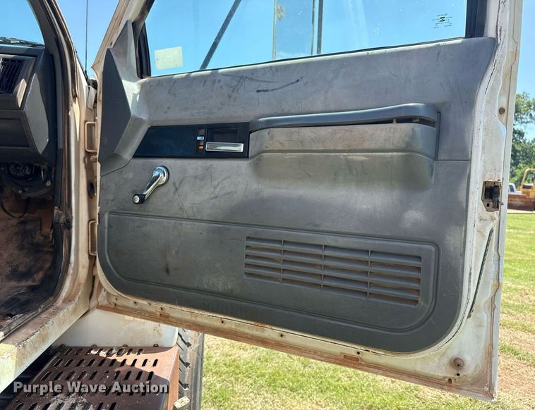 image for item DS3852 2000 GMC C7500 water truck