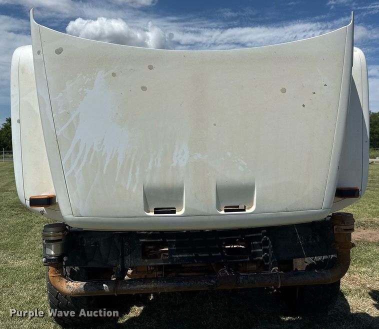 image for item DS3852 2000 GMC C7500 water truck