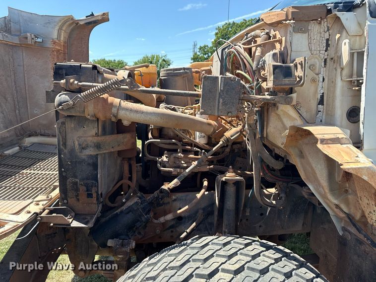 image for item DS3852 2000 GMC C7500 water truck