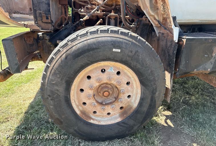 image for item DS3852 2000 GMC C7500 water truck