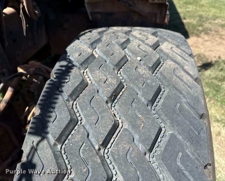 image for item DS3852 2000 GMC C7500 water truck