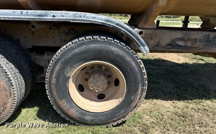 image for item DS3852 2000 GMC C7500 water truck