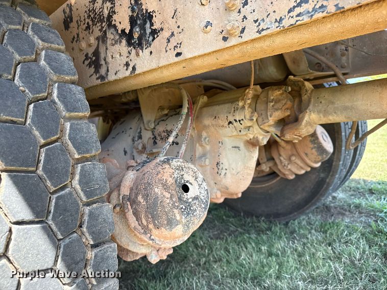 image for item DS3852 2000 GMC C7500 water truck