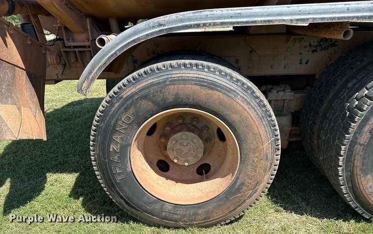 image for item DS3852 2000 GMC C7500 water truck