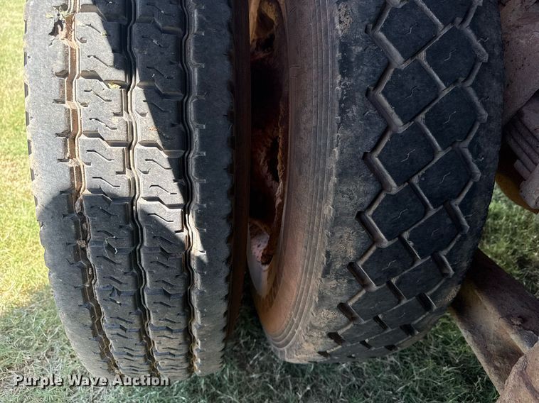 image for item DS3852 2000 GMC C7500 water truck