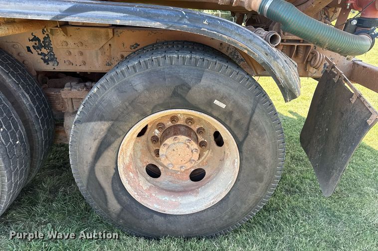 image for item DS3852 2000 GMC C7500 water truck