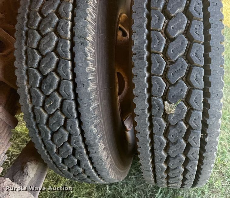 image for item DS3852 2000 GMC C7500 water truck