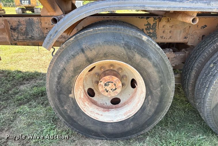 image for item DS3852 2000 GMC C7500 water truck