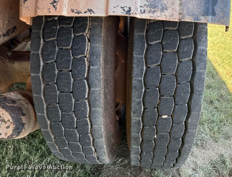 image for item DS3852 2000 GMC C7500 water truck