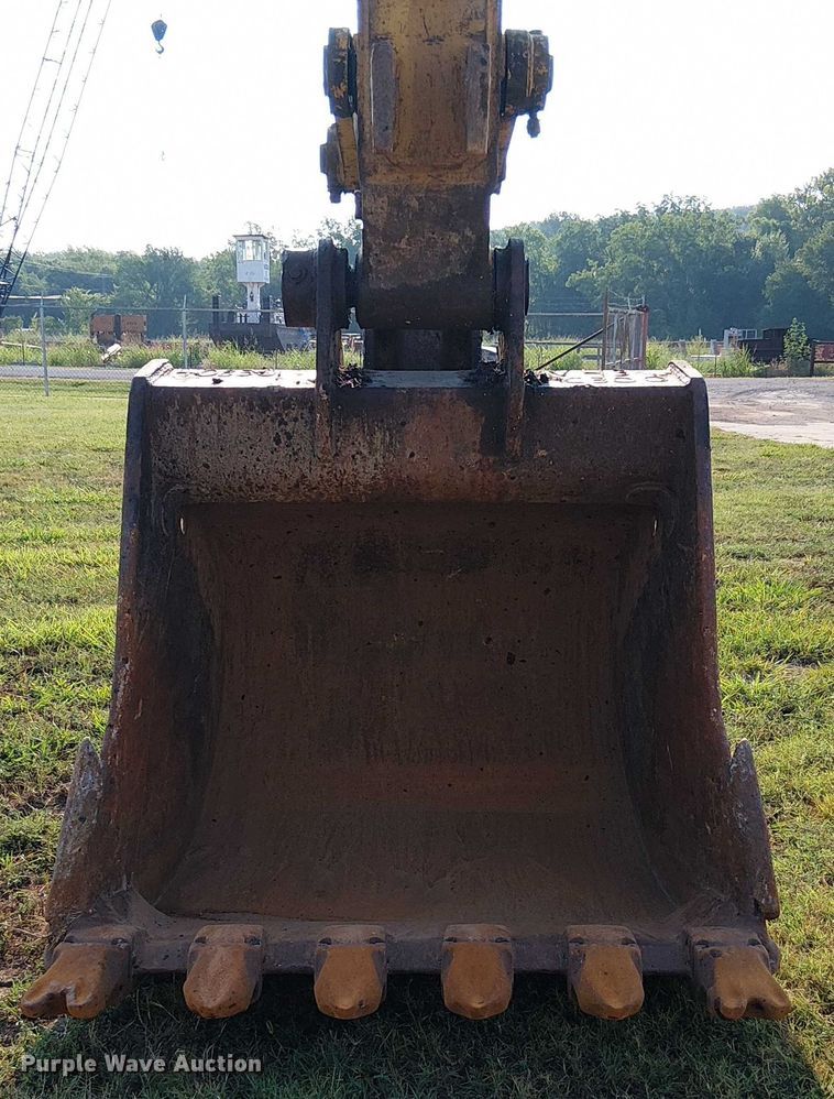 image for item DS3855 2005 Komatsu PC300LC excavator