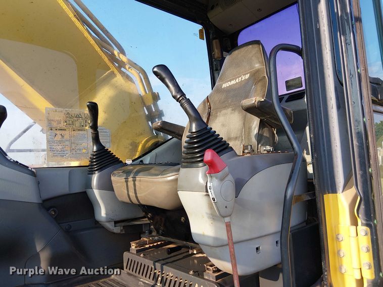 image for item DS3855 2005 Komatsu PC300LC excavator