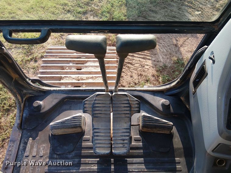 image for item DS3855 2005 Komatsu PC300LC excavator