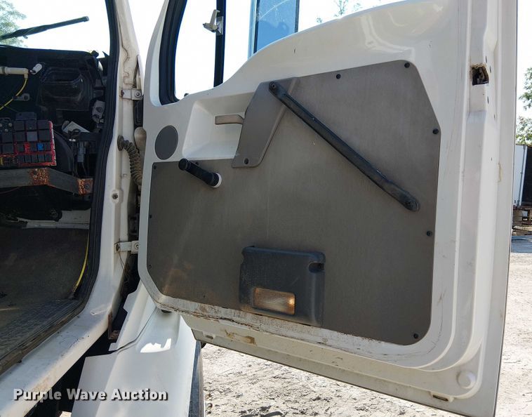 image for item DS3858 2000 Sterling Truck L7501 flatbed truck