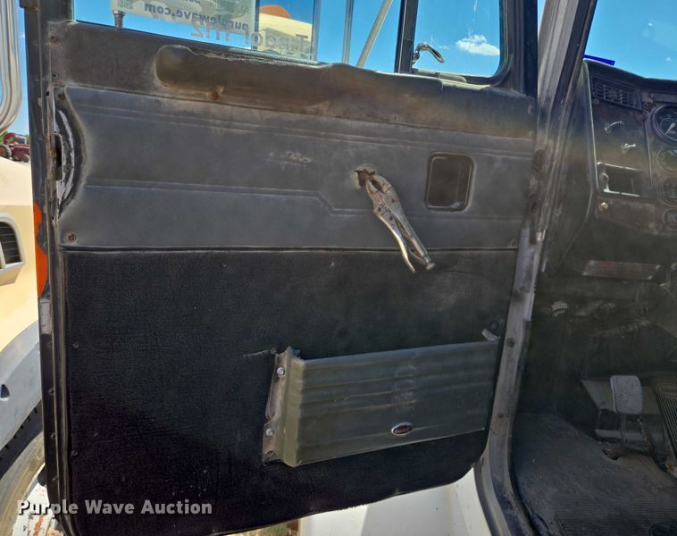 image for item DT4956 1993 Peterbilt 378 dump truck