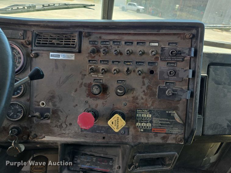 image for item DT4956 1993 Peterbilt 378 dump truck