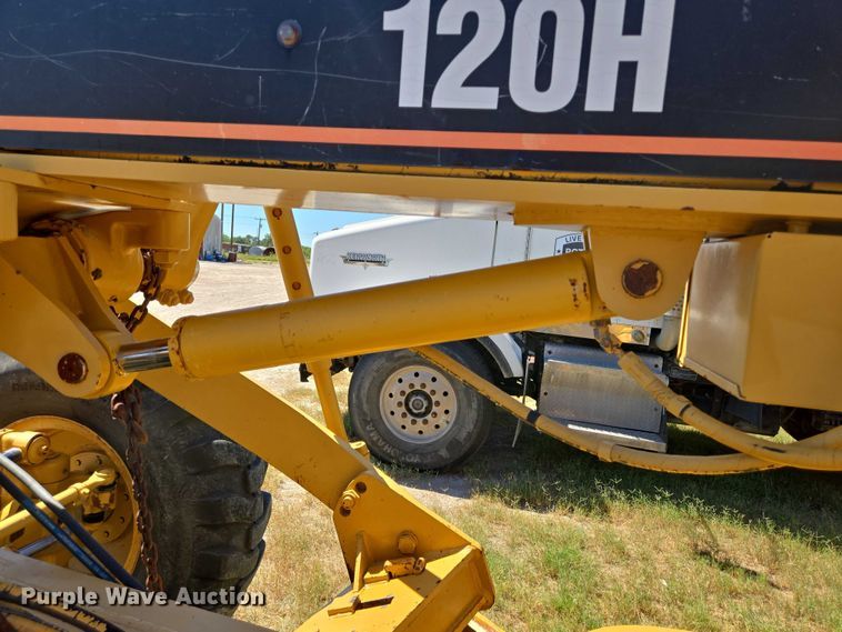 image for item DT4957 2003 Caterpillar 120H motor grader