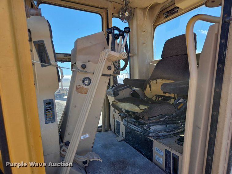 image for item DT4958 2002 Caterpillar 120H motor grader