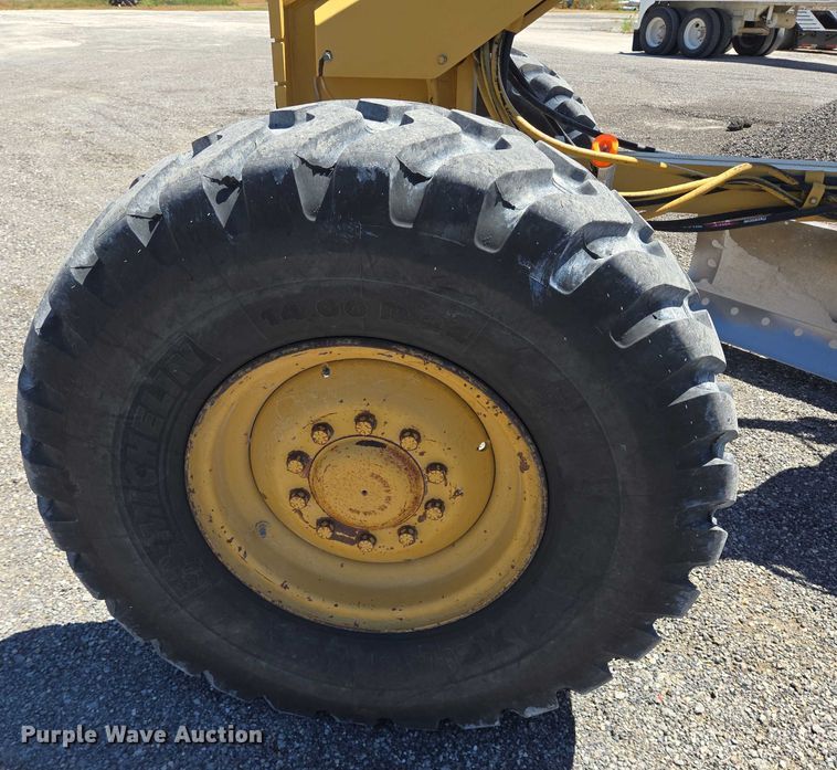 image for item DT4958 2002 Caterpillar 120H motor grader