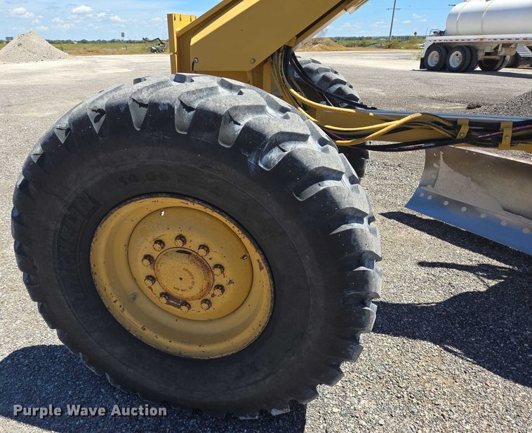 image for item DT4958 2002 Caterpillar 120H motor grader