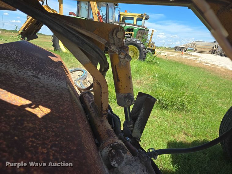 image for item DT4959 1992 Waldon Sweep Master II broom