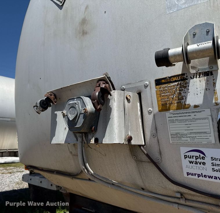 image for item DT6637 1980 Fruehauf tank trailer