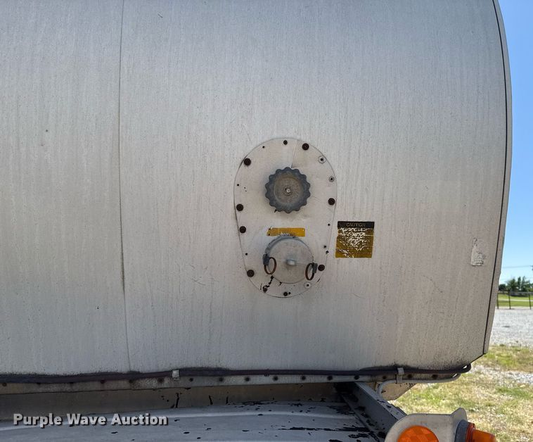 image for item DT6637 1980 Fruehauf tank trailer