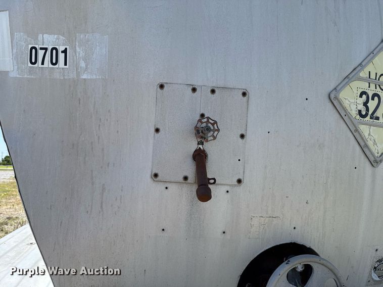 image for item DT6637 1980 Fruehauf tank trailer