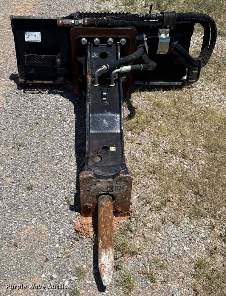 image for item DT6726 Caterpillar B6 skid steer breaker