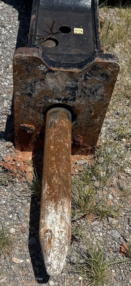 image for item DT6726 Caterpillar B6 skid steer breaker