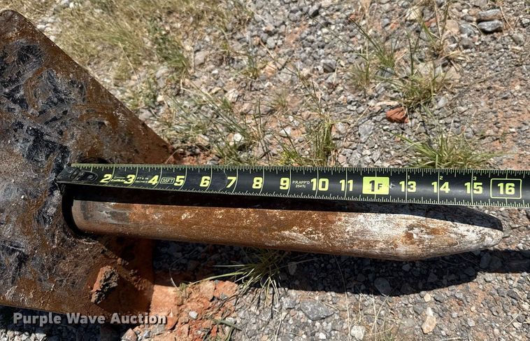 image for item DT6726 Caterpillar B6 skid steer breaker