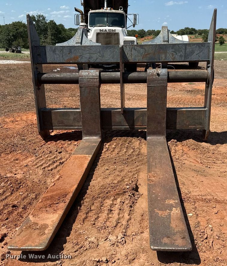 image for item DT6731 Rockland CFHD-844J wheel loader forks