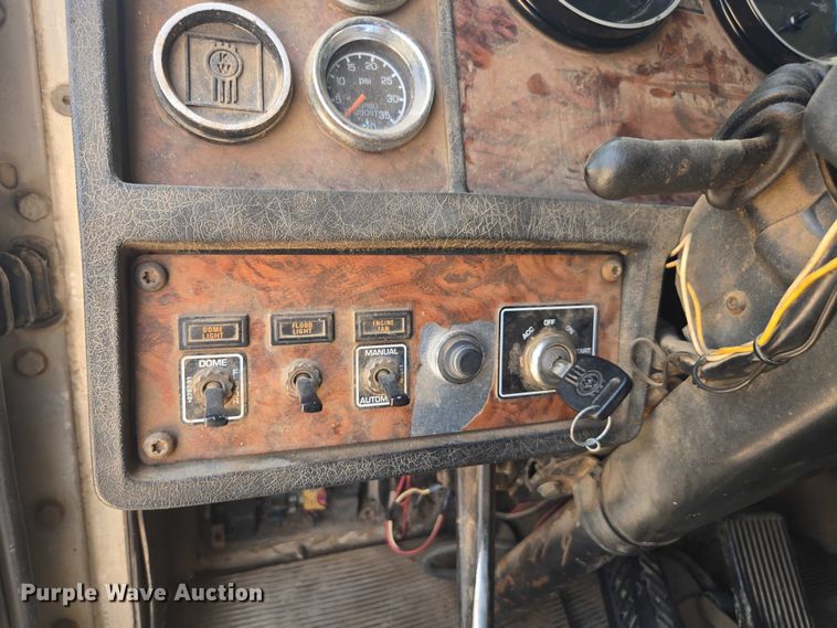 image for item DU7928 1999 Kenworth T800 dump truck