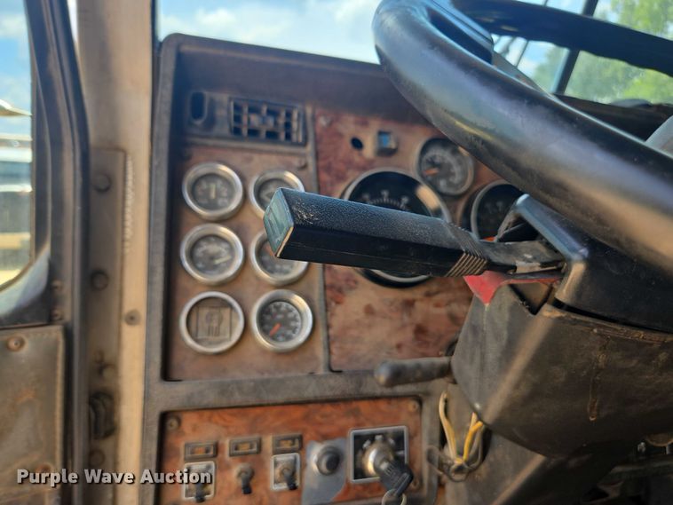 image for item DU7928 1999 Kenworth T800 dump truck