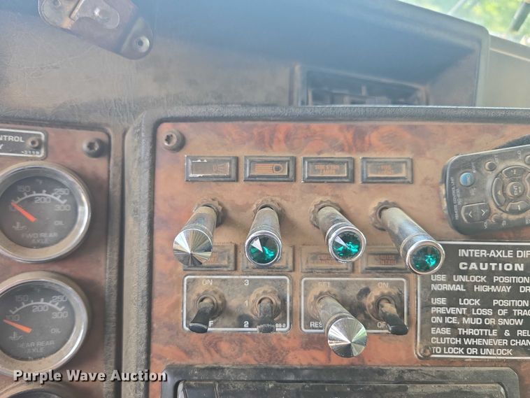 image for item DU7928 1999 Kenworth T800 dump truck