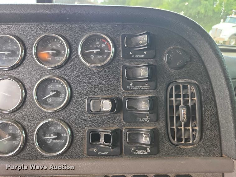 image for item DU7930 2012 Peterbilt 367 dump truck