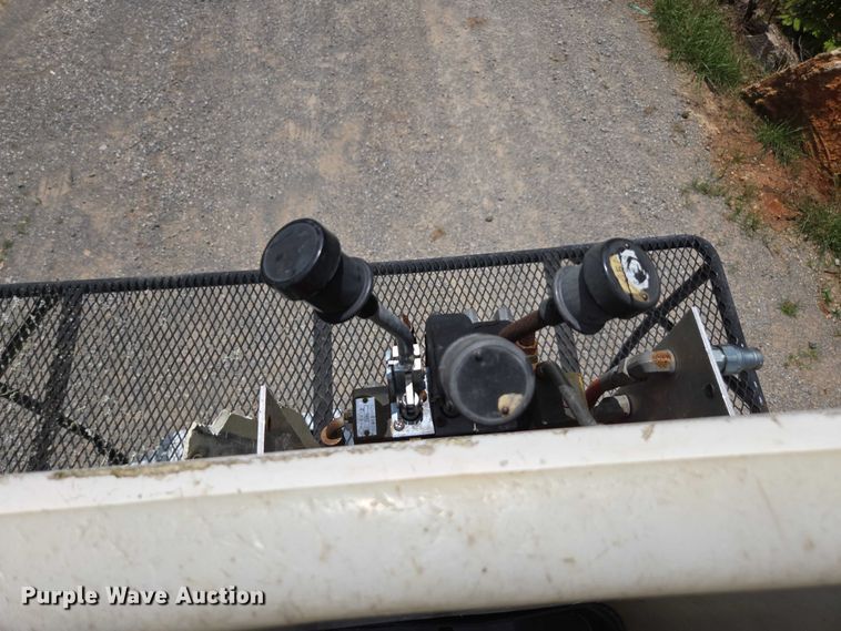 image for item DU7942 1997 GMC C7500 forestry bucket truck