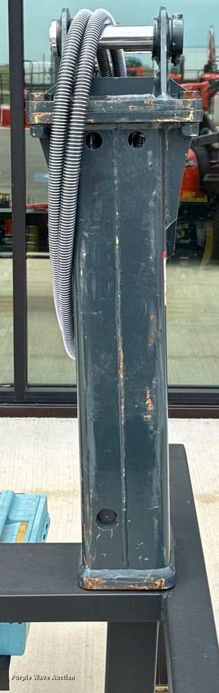 image for item DU9326 Hyundai HDB40 breaker